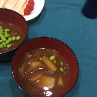 薩摩芋と枝豆の味噌汁
